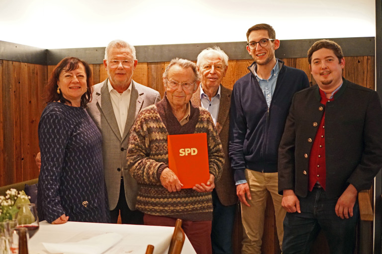 Die Gratulanten für hermann Schätz zu 60 Jahre SPD - Mitgliedschaft